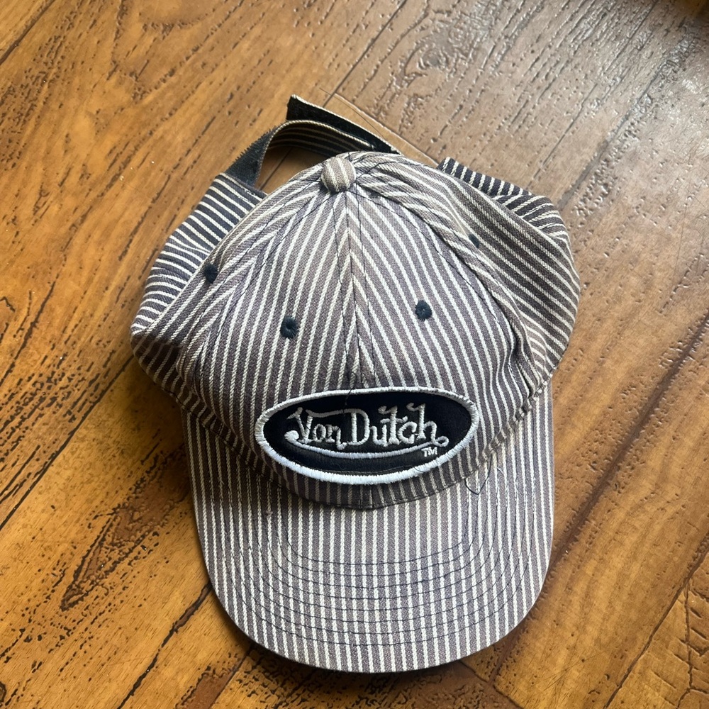 Von Dutch striped vintage hat used and in great conditions size small